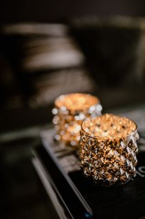 酒瓶、蜡烛和墙上的一幅画