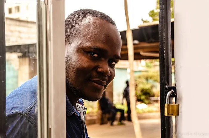 穿蓝色牛仔上衣的男人