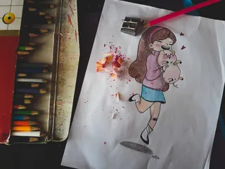 一个小女孩抱着一头小猪的图画。