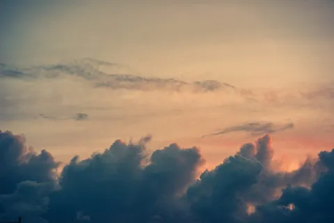 桃色天空中乌云的照片 桃色天空中乌云的照片