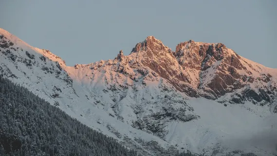 雪覆盖的山,岩石,山,涂层,雪,蓝色,天空,树木 雪覆盖的山,岩石,山,涂层,雪,蓝色,天空,树木