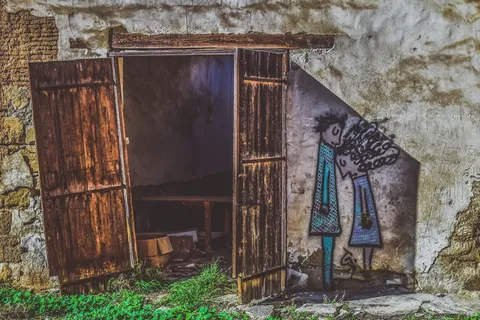仓库，废弃，垃圾，涂鸦，腐烂，墙壁，破损，肮脏