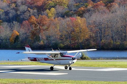 一架赛斯纳单引擎私人飞机降落在停机坪上。