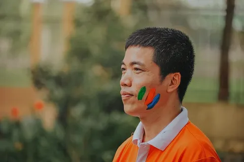 穿着白色和橙色马球衫的男子