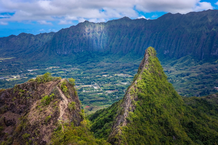 山谷周围的青山