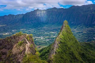 山谷周围的青山