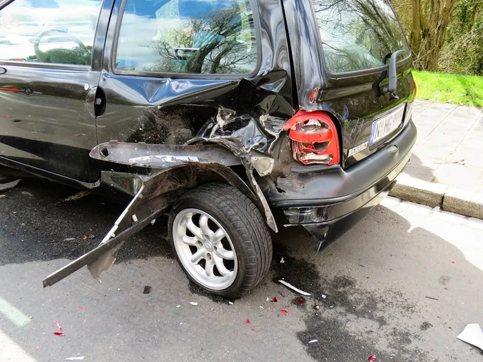 黑色五门掀背车，事故，汽车，损坏，车辆，损坏，总损坏，交通事故