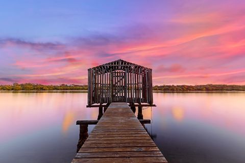 平静水体上的棕色木质码头