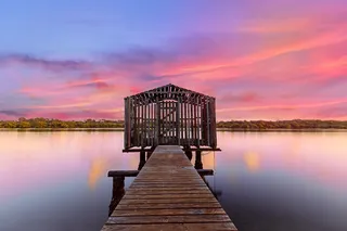 平静水体上的棕色木质码头