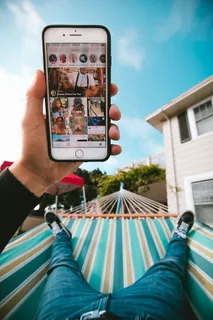 吊床上使用iPhone的人 吊床上使用iPhone的人