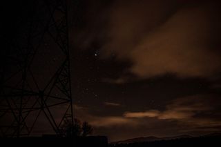 夜空下的灰色金属塔