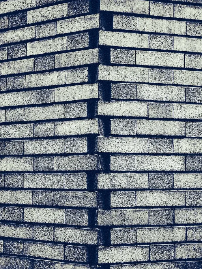 灰色砖墙的灰度摄影