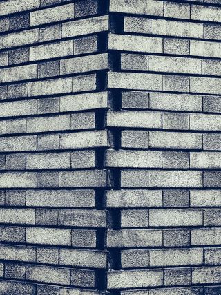 灰色砖墙的灰度摄影