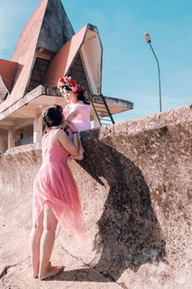 抱着女儿的女人