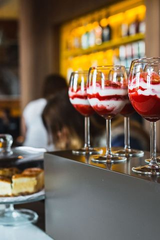 室内舒适的现代咖啡馆