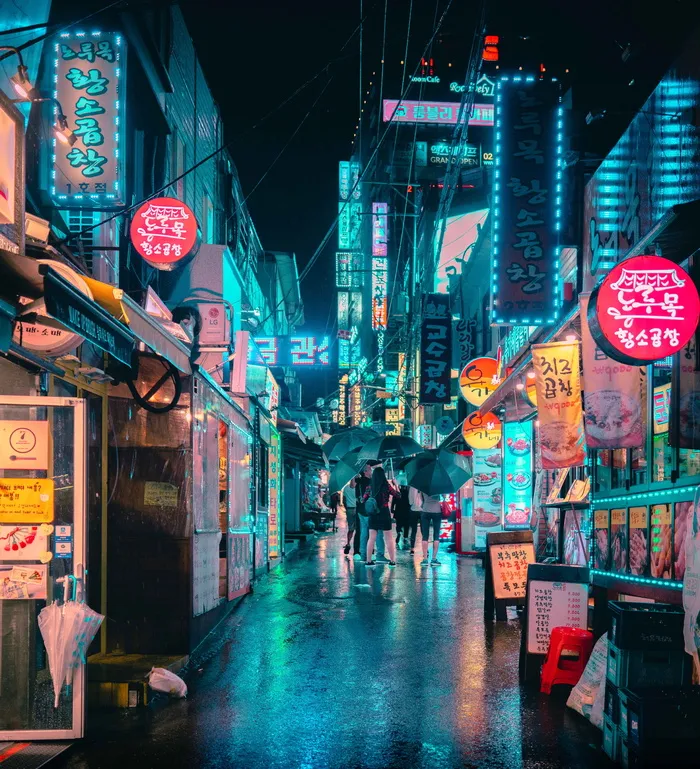 夜间在食品摊附近行走的人