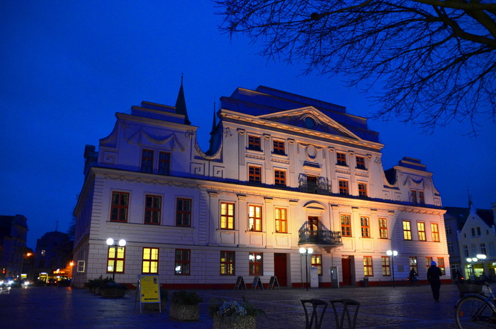 市场、güstrow、mecklenburg、市政厅、夜晚、建筑、照明、建筑外观