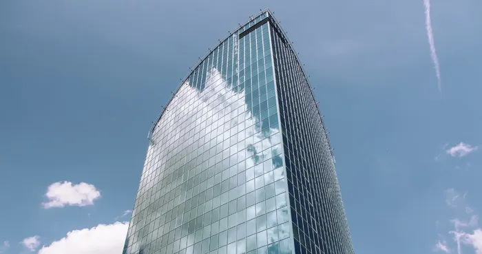 照片，玻璃幕墙建筑，建筑，建筑，基础设施，云，反射，天空