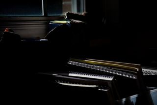 靠近窗户的螺旋笔记本