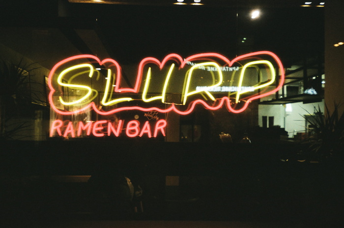 黄色和红色Slurp Led标志