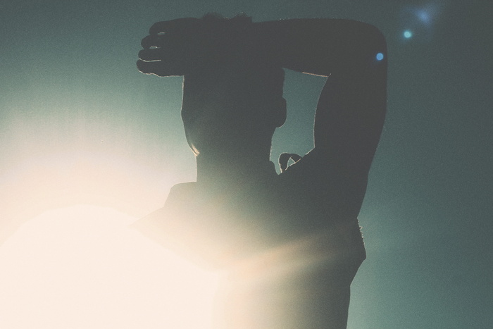 男人站立的剪影