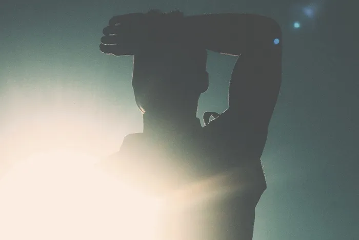 男人站立的剪影