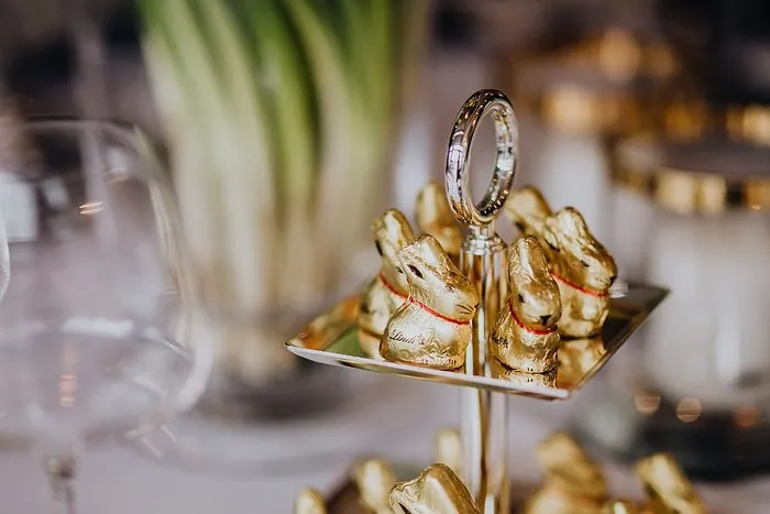 托盘上的金色兔子