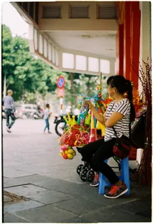 白天卖玩具时坐着的女人