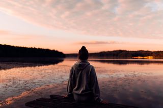 坐在长椅上的女人