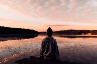 坐在长椅上的女人