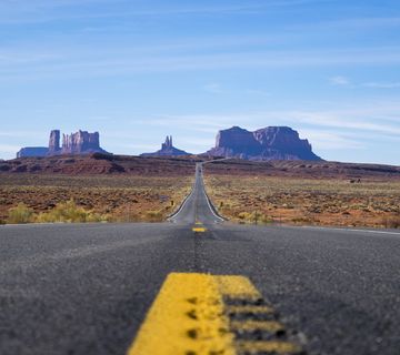 上山道路聚焦照片