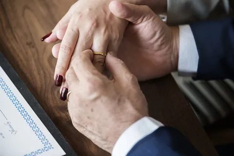 人,推,金色婚戒,女人,手,成年人,人,男人 人,推,金色婚戒,女人,手,成年人,人,男人