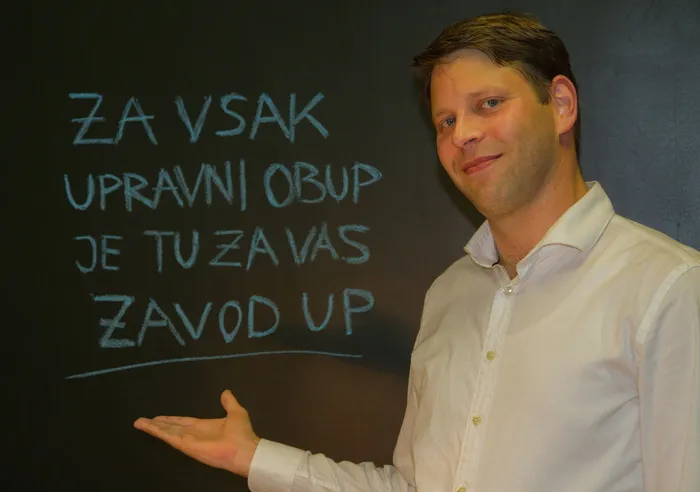 学会，向上，签名，黑板，男人，文字，肖像，一个人