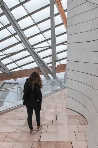 服装，鞋类，服装，鞋，建筑，建筑，外套，人