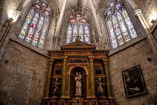 灰黑色混凝土建筑内部