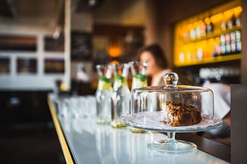 室内舒适的现代咖啡馆