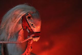 英国，伦敦，特写，红色，无人，诡异，聚焦前景，室内