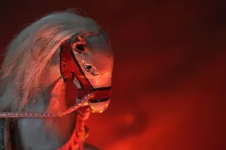 英国，伦敦，特写，红色，无人，诡异，聚焦前景，室内