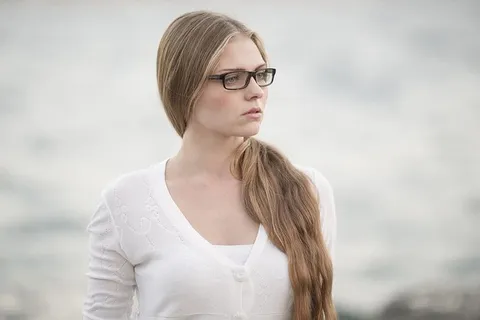 戴眼镜站着的女人 戴眼镜站着的女人