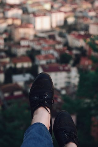 一个人脚上的黑色低帮鞋