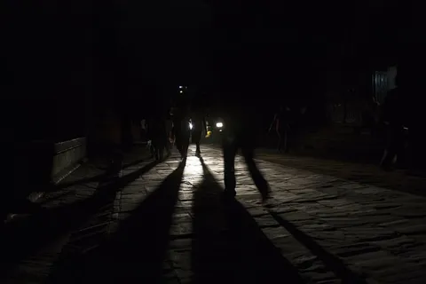 团体，人，站着，路，夜，影子，恐怖，幽灵