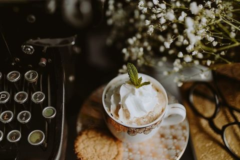 咖啡装在一个装饰性的杯子里，上面有金色的装饰物