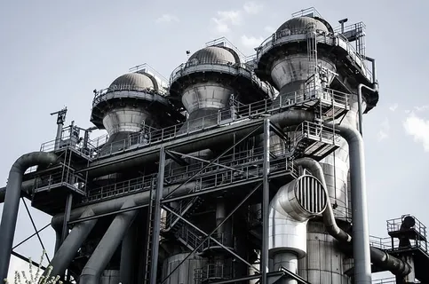 金属建筑的灰度照片