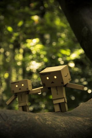 棕色表面上的三个棕色纸箱图形