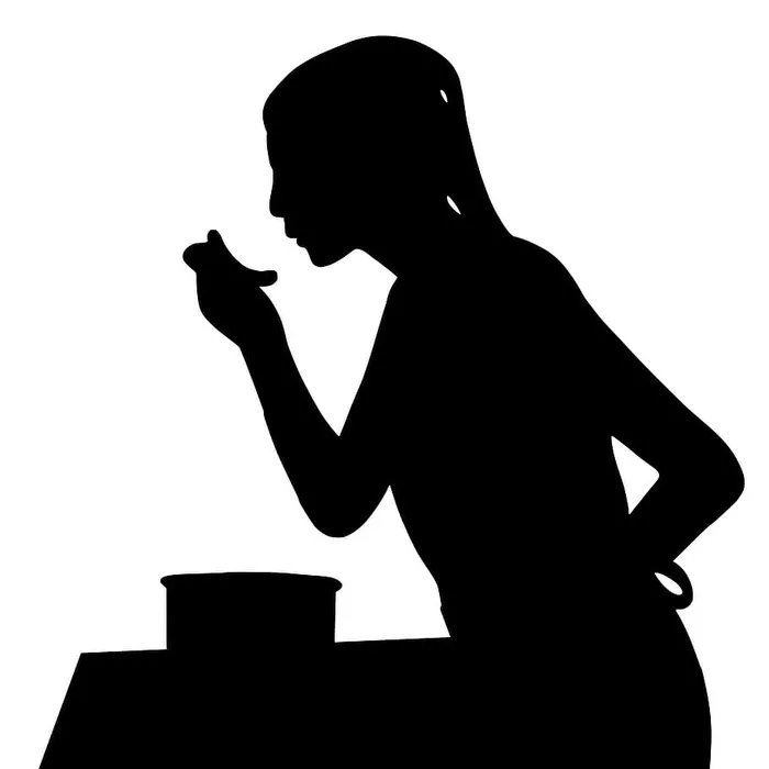 女人咬着食物的剪影。
