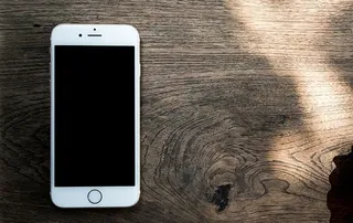 iphone 6、iphone 6s、白色iphone、木桌、桌子、特写、frontview、苹果