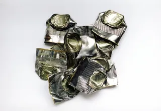 锡罐，易拉罐，凹痕金属，锡，容器，银，金属，白色背景