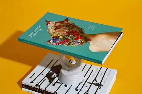 带支架的蓝色标签书