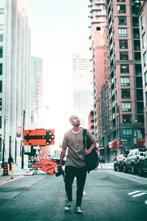 站在路上的人 站在路上的人