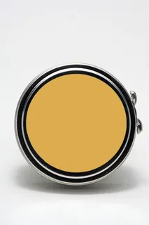 啤酒杯在白色背景下的特写镜头